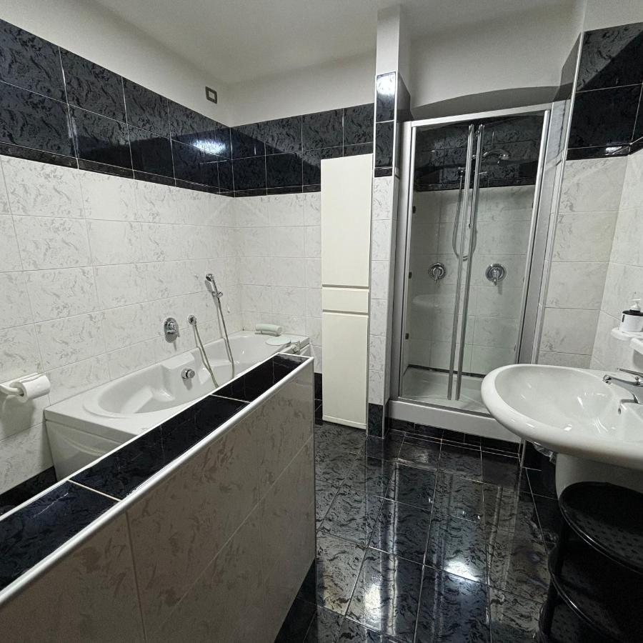 Essential Room & Parking In Centro Citta Con Parcheggio Privato E Wifi Potenza Buitenkant foto